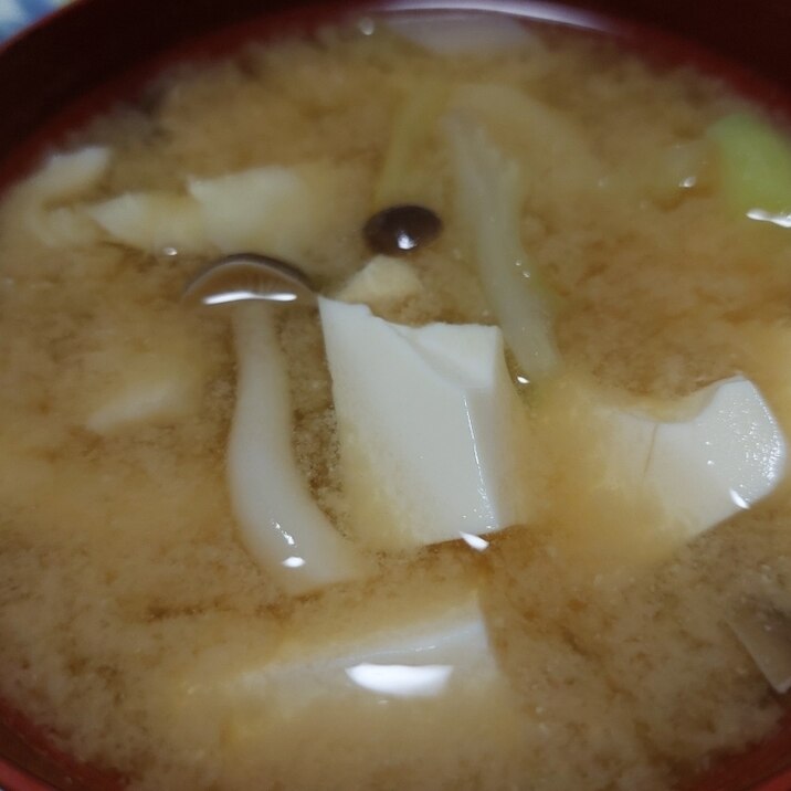 しめじと豆腐と長ねぎの味噌汁